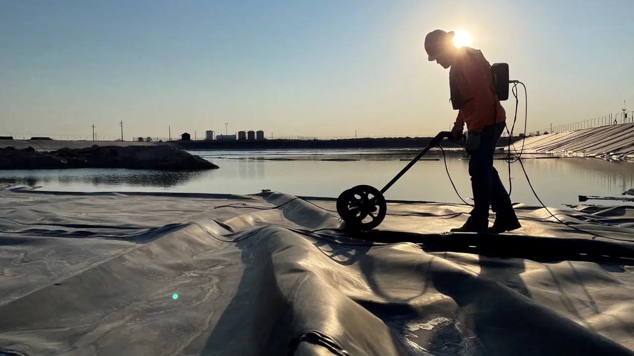 24 года под солнцем Аризоны: HDPE-геомембрана, сохранившая свариваемость и проводимость
В 1997 году в Аризоне был построен испарительный пруд площадью около 2 га для медного рудника Florence Copper | Сетка — социальная сеть от hh.ru