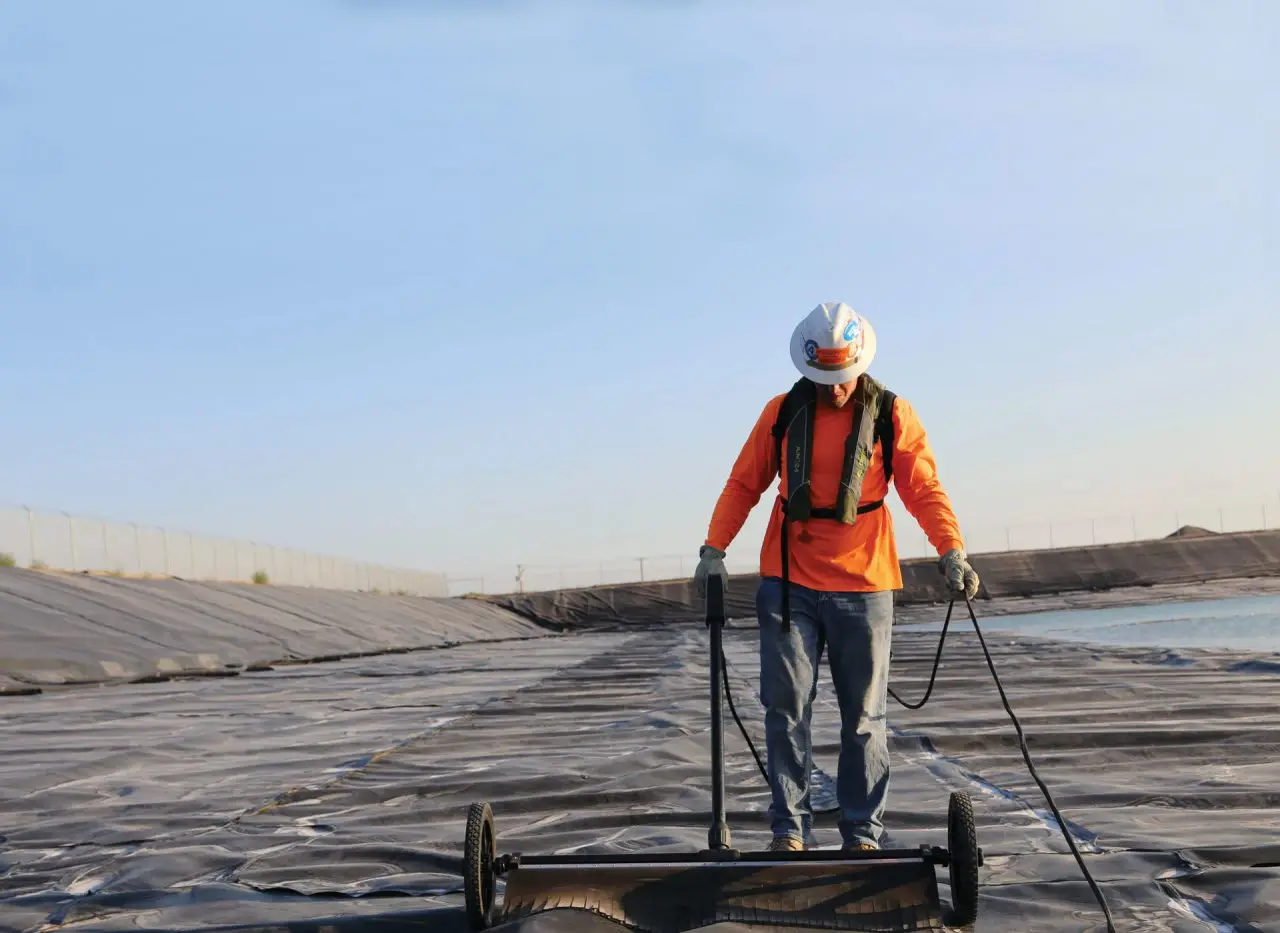 24 года под солнцем Аризоны: HDPE-геомембрана, сохранившая свариваемость и проводимость
В 1997 году в Аризоне был построен испарительный пруд площадью около 2 га для медного рудника Florence Copper | Сетка — социальная сеть от hh.ru