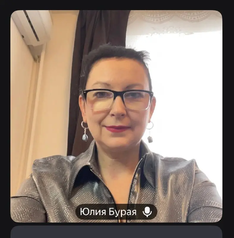 На экзамене разбирали кейс клиента.
Ситуация: руководитель семейной компании, есть полный карт-бланш от владельца. Живёт в двух городах — работа и семья | Сетка — социальная сеть от hh.ru