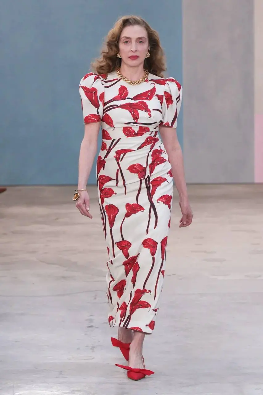 Carolina Herrera показала, как fashion можно сделать ближе к людям — на Fall 2026 шоу бренд вывел на подиум известных женщин‑художниц — не просто моделей, а живых вдохновителей коллекции | Сетка — социальная сеть от hh.ru