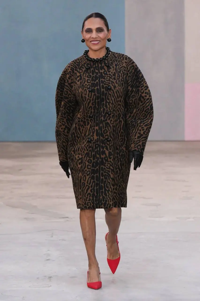 Carolina Herrera показала, как fashion можно сделать ближе к людям — на Fall 2026 шоу бренд вывел на подиум известных женщин‑художниц — не просто моделей, а живых вдохновителей коллекции | Сетка — социальная сеть от hh.ru