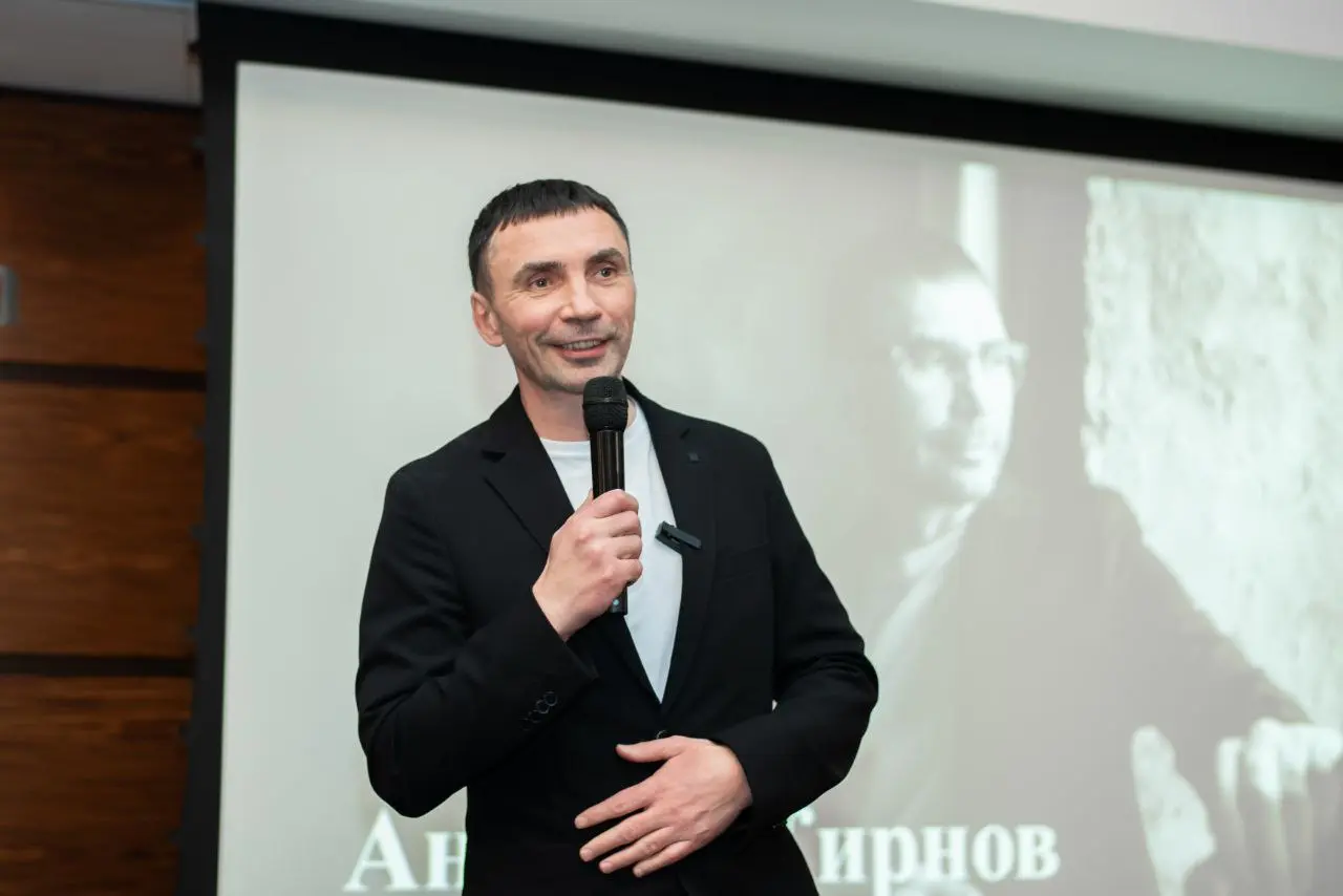 Многие говорят:
«Мне нужно 10 миллионов, чтобы чувствовать себя спокойно».
А если спросить - почему  именно 10?
Очень часто мы мечтаем не о целях, а о большой цифре.
На практике всё интереснее | Сетка — социальная сеть от hh.ru