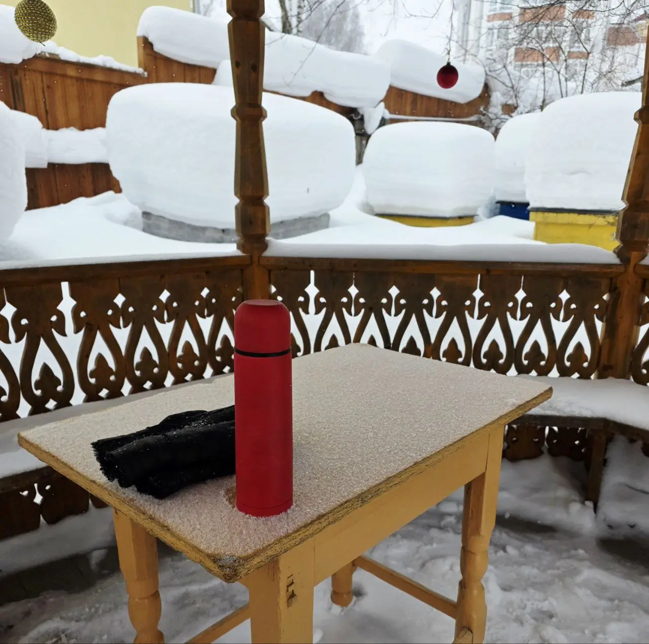 Давно не посещал #беседкахохрякова - мое место субботних созерцаний и раздумий.
За время, что не был здесь, почти метровые шапки снега накрыли ульи во дворе усадьбы. Вятку в этом году засыпает крепко | Сетка — социальная сеть от hh.ru