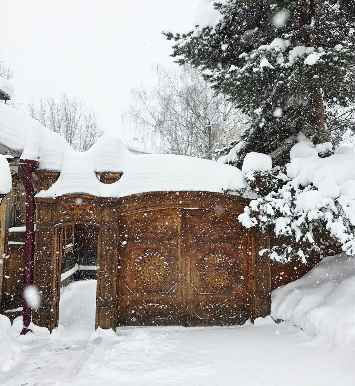 Давно не посещал #беседкахохрякова - мое место субботних созерцаний и раздумий.
За время, что не был здесь, почти метровые шапки снега накрыли ульи во дворе усадьбы. Вятку в этом году засыпает крепко | Сетка — социальная сеть от hh.ru