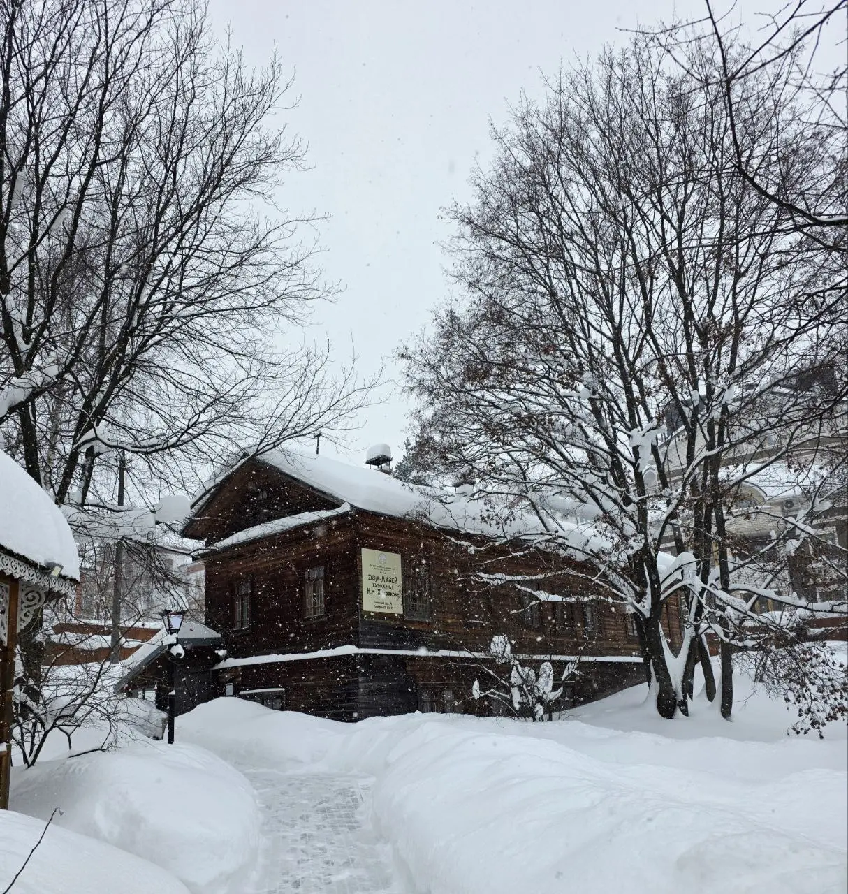 Давно не посещал #беседкахохрякова - мое место субботних созерцаний и раздумий.
За время, что не был здесь, почти метровые шапки снега накрыли ульи во дворе усадьбы. Вятку в этом году засыпает крепко | Сетка — социальная сеть от hh.ru