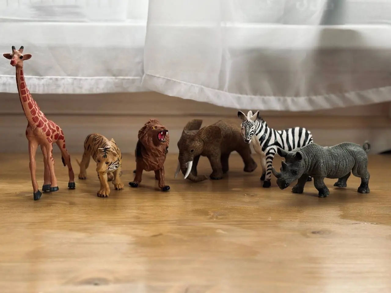 🦁Продолжаем тему животных жарких стран!
Намекаю: в магазине «Чижик» продаются отличные игрушечные звери.
Целых 6 штук вполне приличного качества обошлись мне примерно в 350 рублей | Сетка — социальная сеть от hh.ru