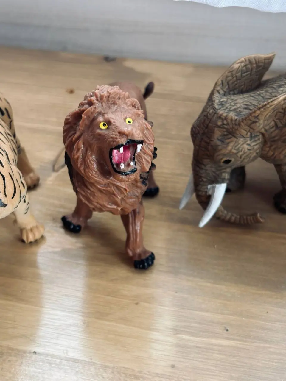 🦁Продолжаем тему животных жарких стран!
Намекаю: в магазине «Чижик» продаются отличные игрушечные звери.
Целых 6 штук вполне приличного качества обошлись мне примерно в 350 рублей | Сетка — социальная сеть от hh.ru