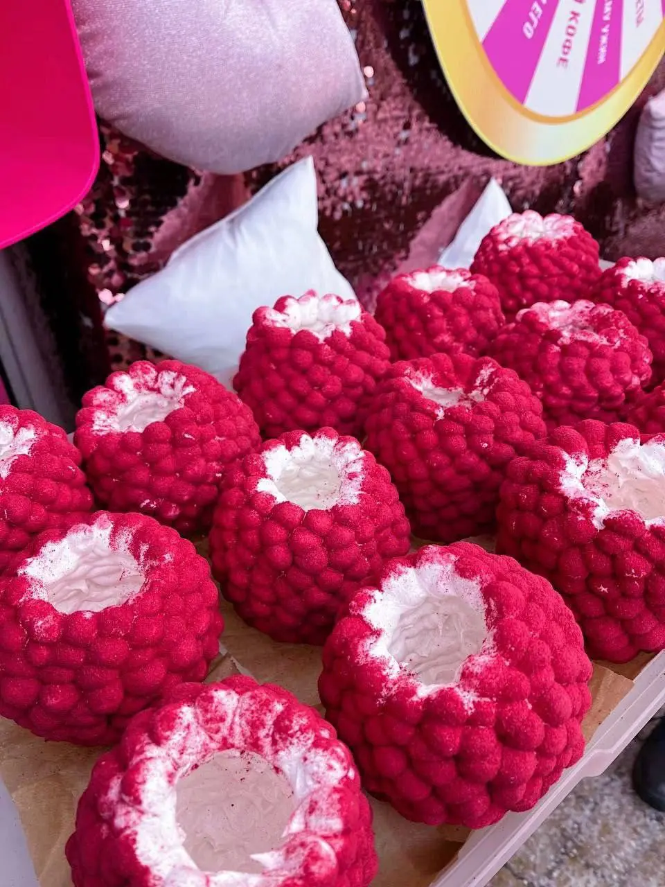 🍓Московская кофейня OMG Coffee выпустила лимитированную желейную «малинку»
Внутри десерта: малиновый мусс, сочный сладкий соус личи с легкой кислинкой, хрустящий слой белого шоколада и шапочка из плом... | Сетка — социальная сеть от hh.ru