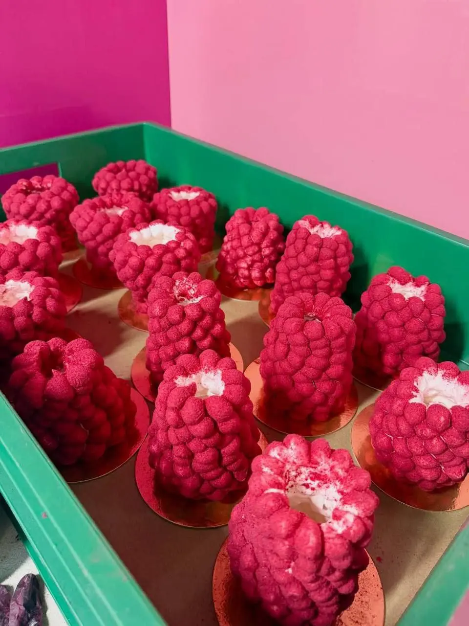 🍓Московская кофейня OMG Coffee выпустила лимитированную желейную «малинку»
Внутри десерта: малиновый мусс, сочный сладкий соус личи с легкой кислинкой, хрустящий слой белого шоколада и шапочка из плом... | Сетка — социальная сеть от hh.ru