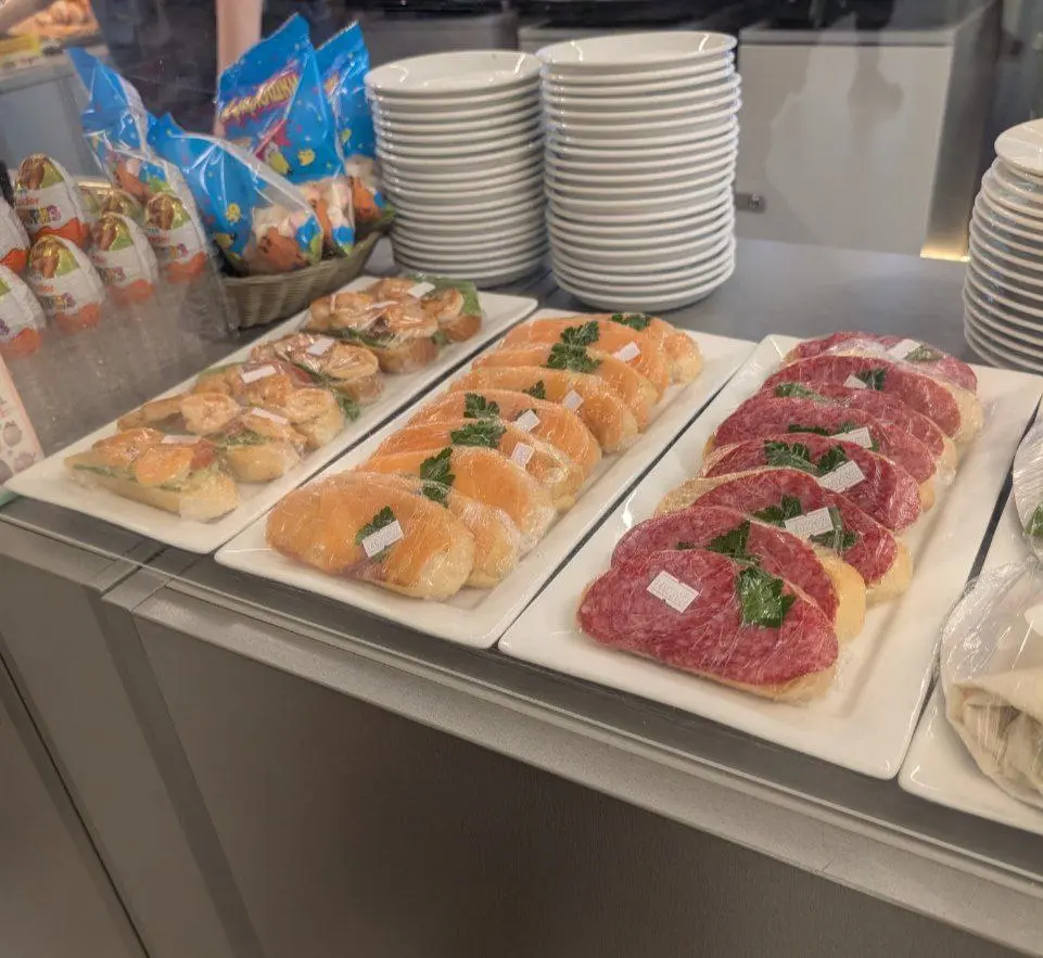 если вам кто-то когда-то скажет, что важен только продукт и его качество при продаже
то всегда вспоминайте бутерброды с колбасой в театре за 400 рублей 🥪
цену продукта формирует спрос и потребность че... | Сетка — социальная сеть от hh.ru