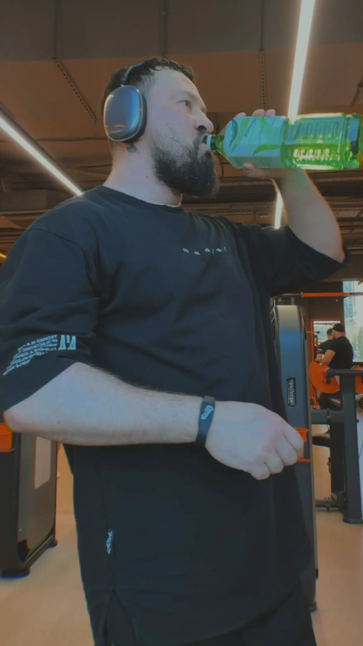 Мои тренировки: грудь, спина, ноги, руки, плечи.
Моей девушки: жопа, жопа, жопа, спина, жопа. | Сетка — социальная сеть от hh.ru