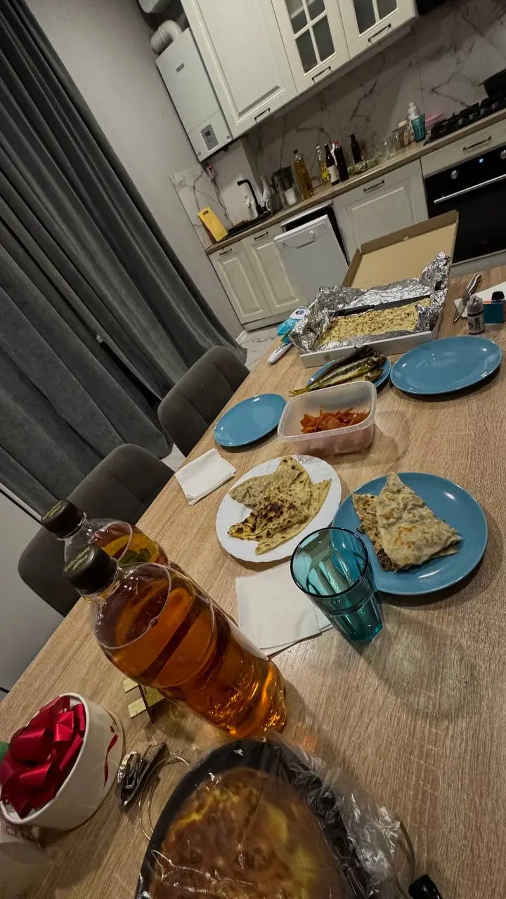 Утро🥰💅🏻vs Вечер🧖🏼‍♀️🍻
С утра меня поздравили вот таким красивошным букетиком, потом я поехала по своим делам рабочим👩🏽‍💻, а потом мы добрались до семьи моего мужчинки
Пока ехали испытала стресс(ругаюс... | Сетка — социальная сеть от hh.ru