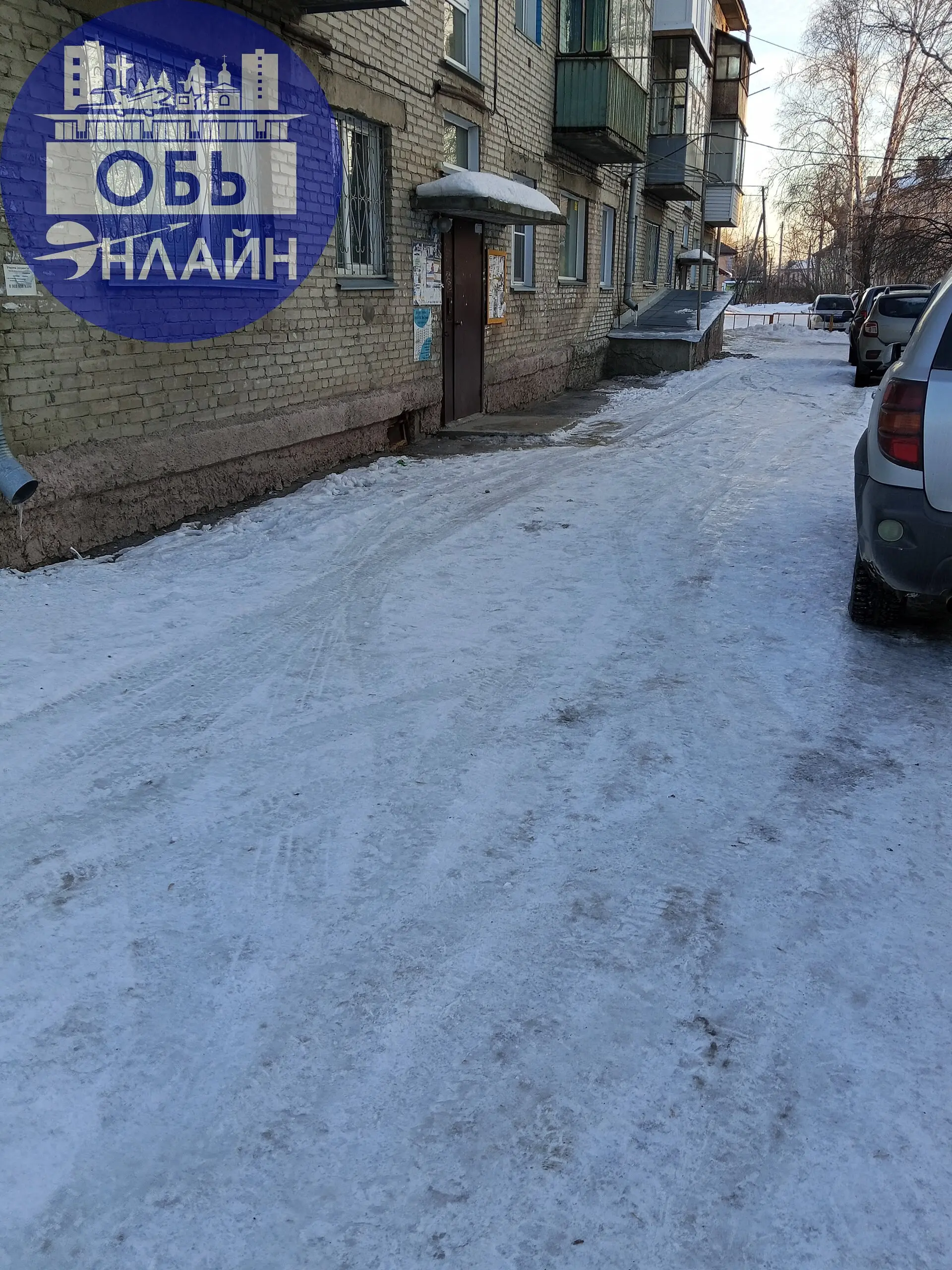 ↗ Жители дома 5 по улице Строительная вынуждены заезжать во двор по пешеходному тротуары. Проезд "очень добросовестный" тракторист просто завалил. Экстренные службы также не могут подъехать к дому | Сетка — социальная сеть от hh.ru