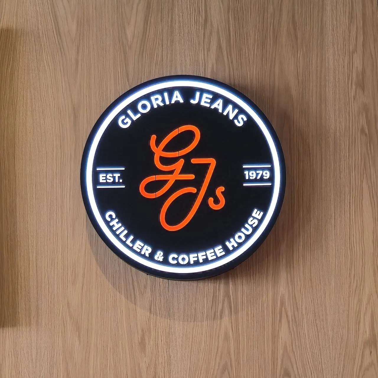 Gloria Jeans vs Gloria Jean's coffees
#дизайнобл
OMG, только что узнал: я думал, Gloria Jean’s Coffees — это новое направление от российского «Глория Джинс»!
Разница-то всего в одном апострофе: «Глори... | Сетка — социальная сеть от hh.ru