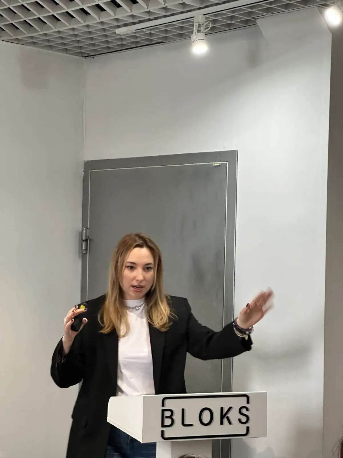 Вчера выступила на мероприятии в Москве для сообщества https://t.me/hrprosvet🔥
Делилась своим опытом, как ушла из найма и создала свое дело. Честно, без розовых очков и «успешного успеха» | Сетка — социальная сеть от hh.ru