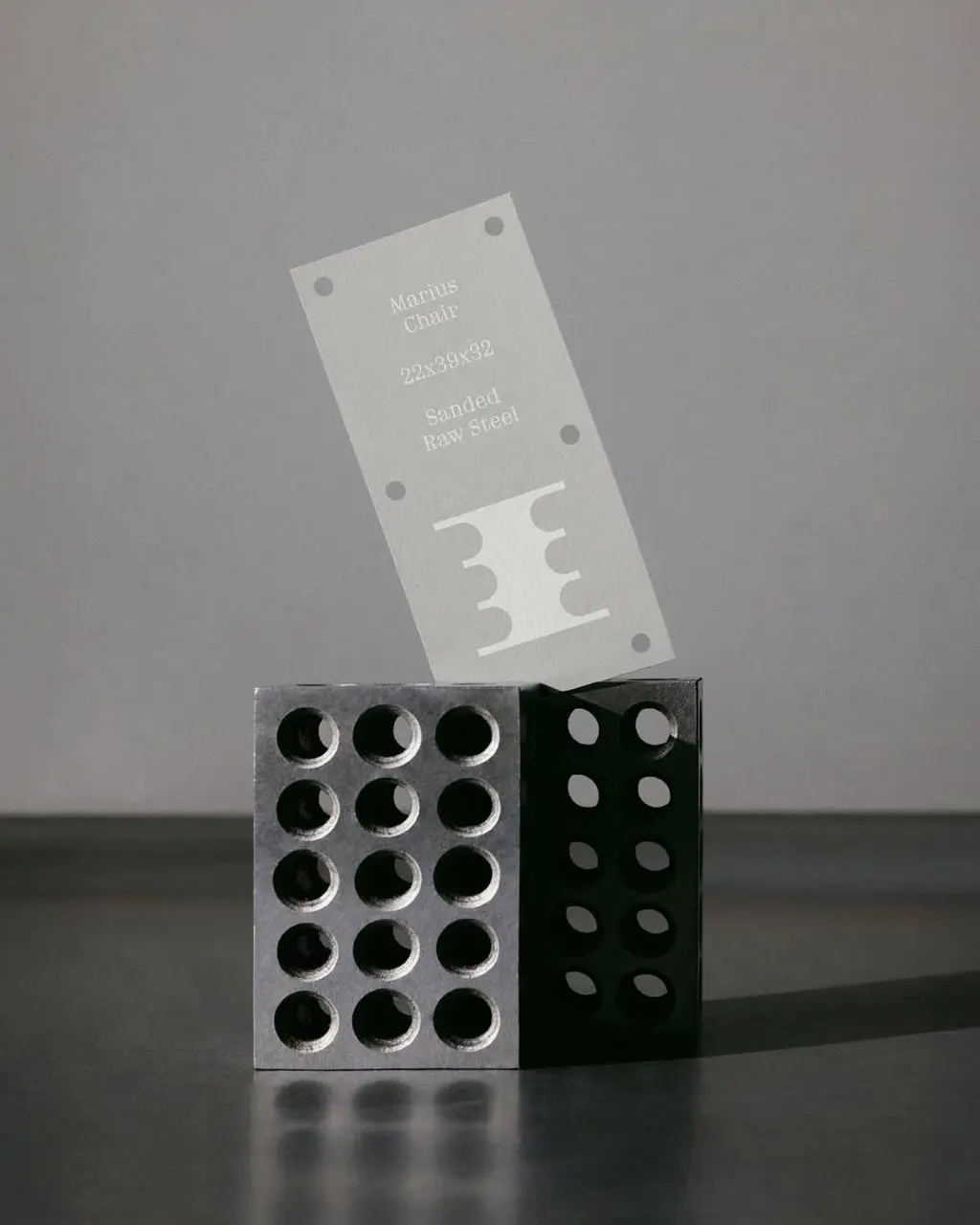 Всё зависит от винта
Estelle Metalworks — айдентика бутиковой мастерской металлоизделий из Монреаля (Канада), которая делает мебель и декор из металла | Сетка — социальная сеть от hh.ru