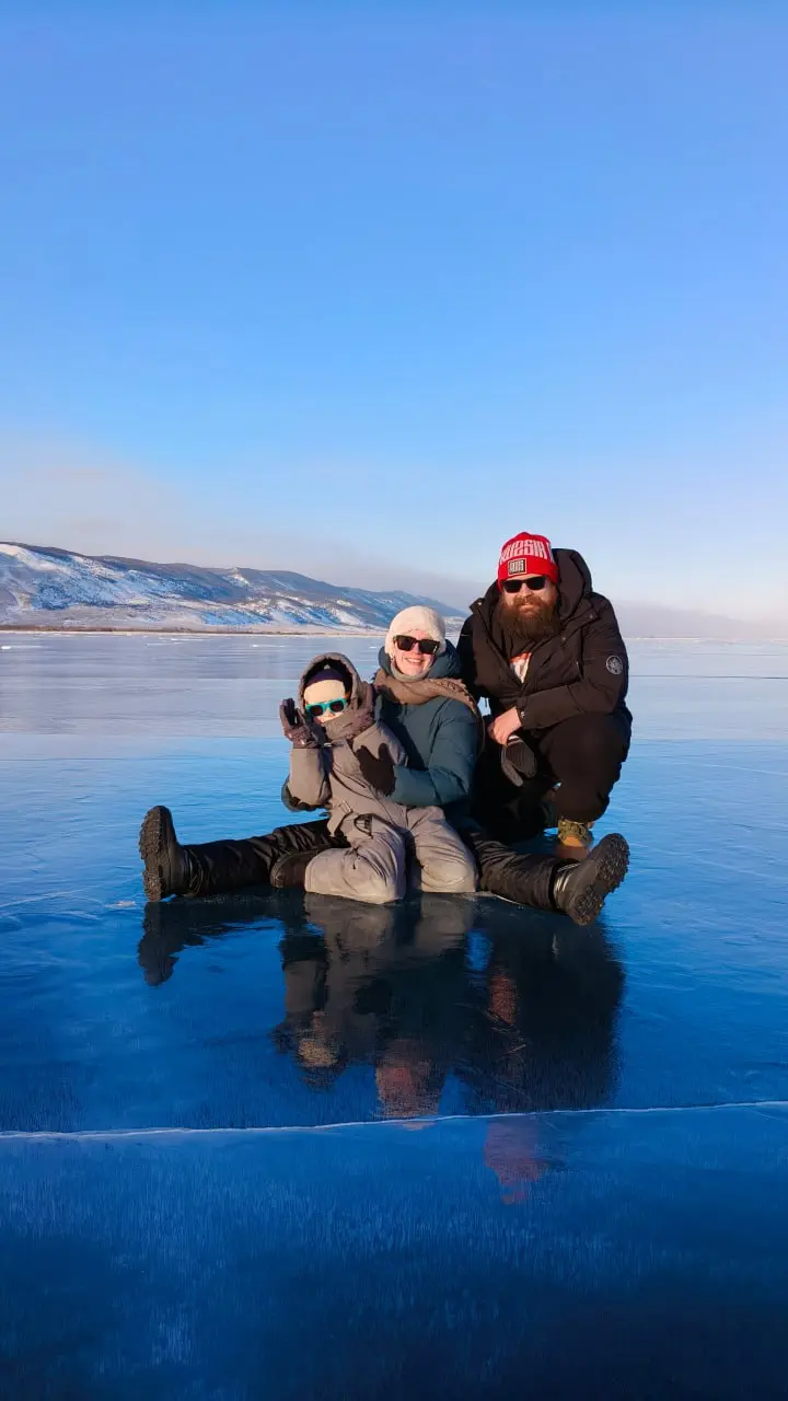 Все.
Отпуск закончился. Мы вернулись в Питер.
Лед на Байкале, конечно, "что-то с чем-то". В одном месте мутный, в другом — прозрачный, прям до дна, где-то с пузырьками, где-то с трещинами | Сетка — социальная сеть от hh.ru