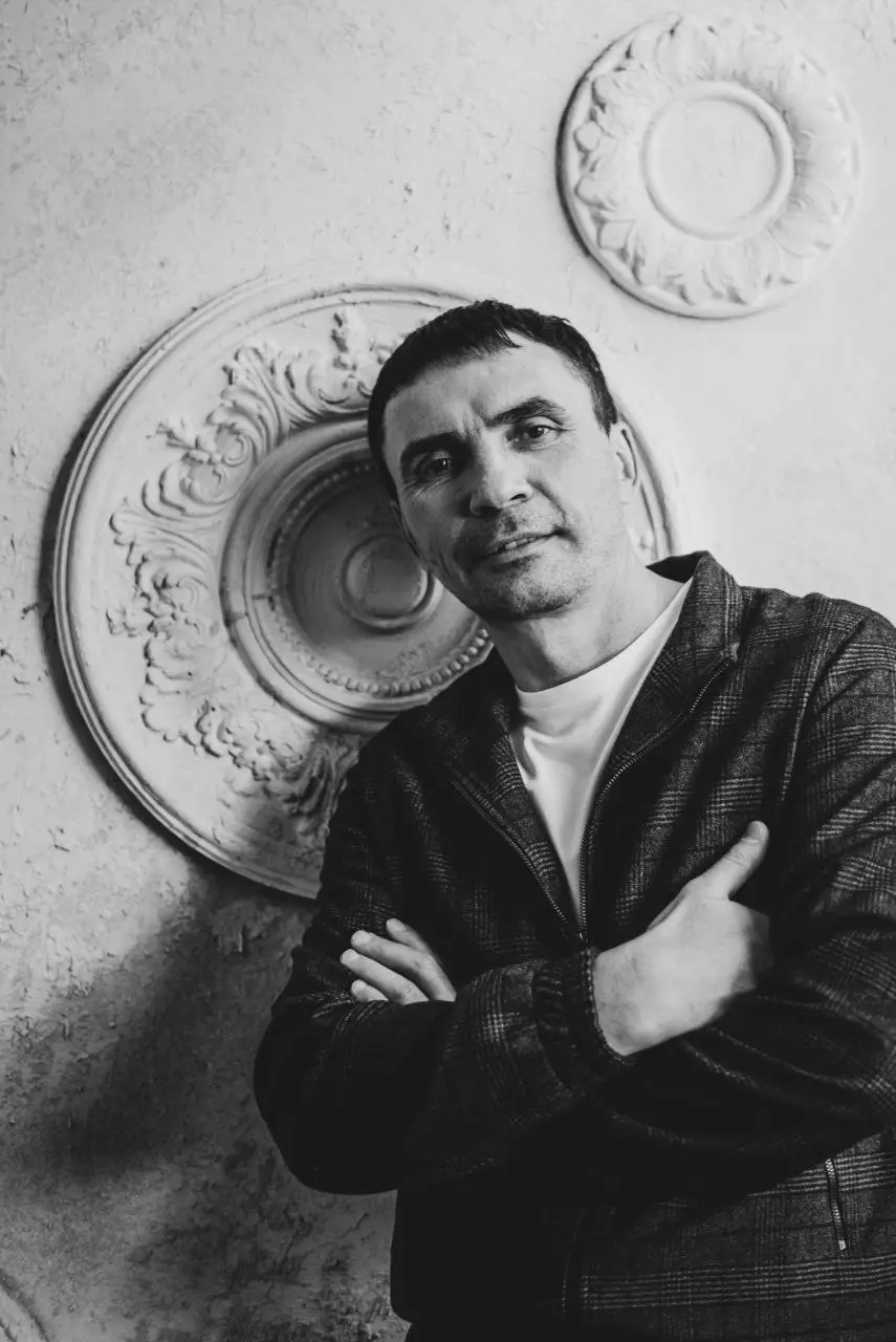 Синдром дешёвых решений: как экономия на мелочах убивает большие цели
Замечали таких людей?
Кофе не берут — дорого.
В магазин идут за акцией через полгорода | Сетка — социальная сеть от hh.ru