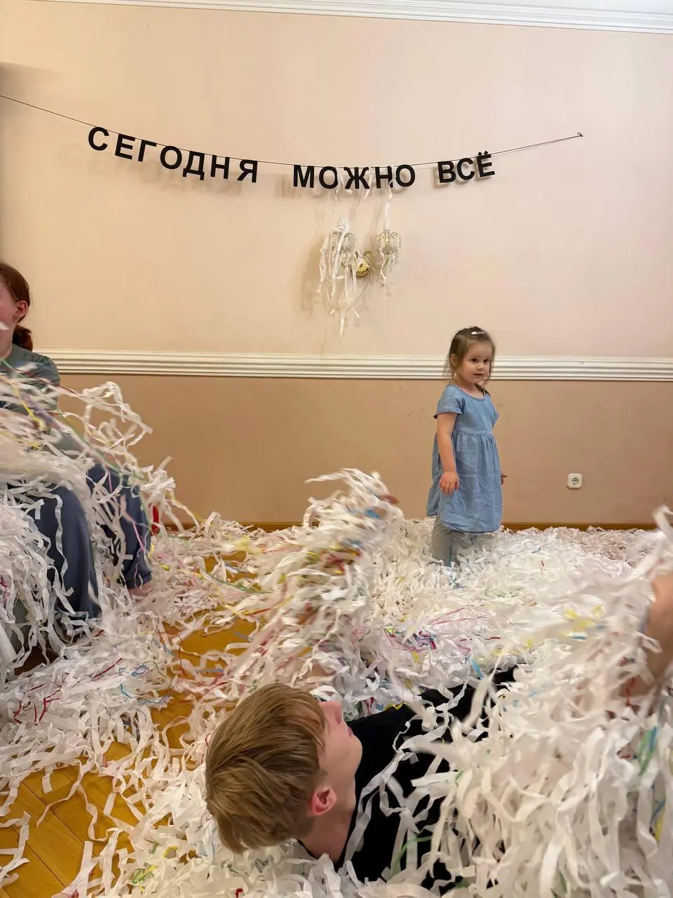 Человек принимает поздравления с четырёхлетием! | Сетка — социальная сеть от hh.ru