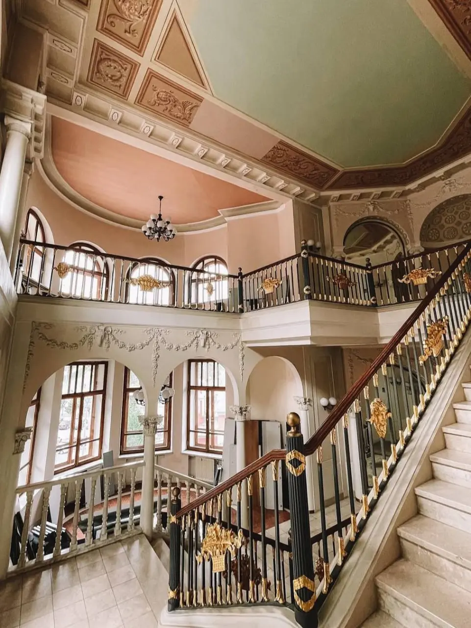 Библиотеки в исторических особняках и усадьбах🏛
📍Президентская библиотека Б.Н | Сетка — социальная сеть от hh.ru