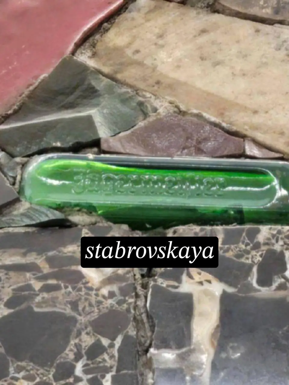 Московское метро снова удивляет
На «Нагатинском затоне» в мозаике с огромной рыбой нашли сюрприз - бутылку Jägermeister, аккуратно спрятанную у неё в голове. Не реклама, а чистая пасхалка | Сетка — социальная сеть от hh.ru