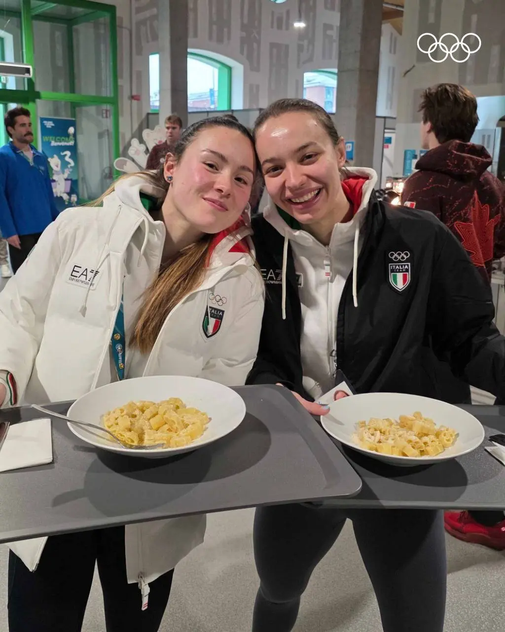 #Артем Заедаем стресс.
На проходящей в Италии зимней Олимпиаде у спортсменов быстро закончились презервативы, но не закончились макароны в виде олимпийских колец | Сетка — социальная сеть от hh.ru