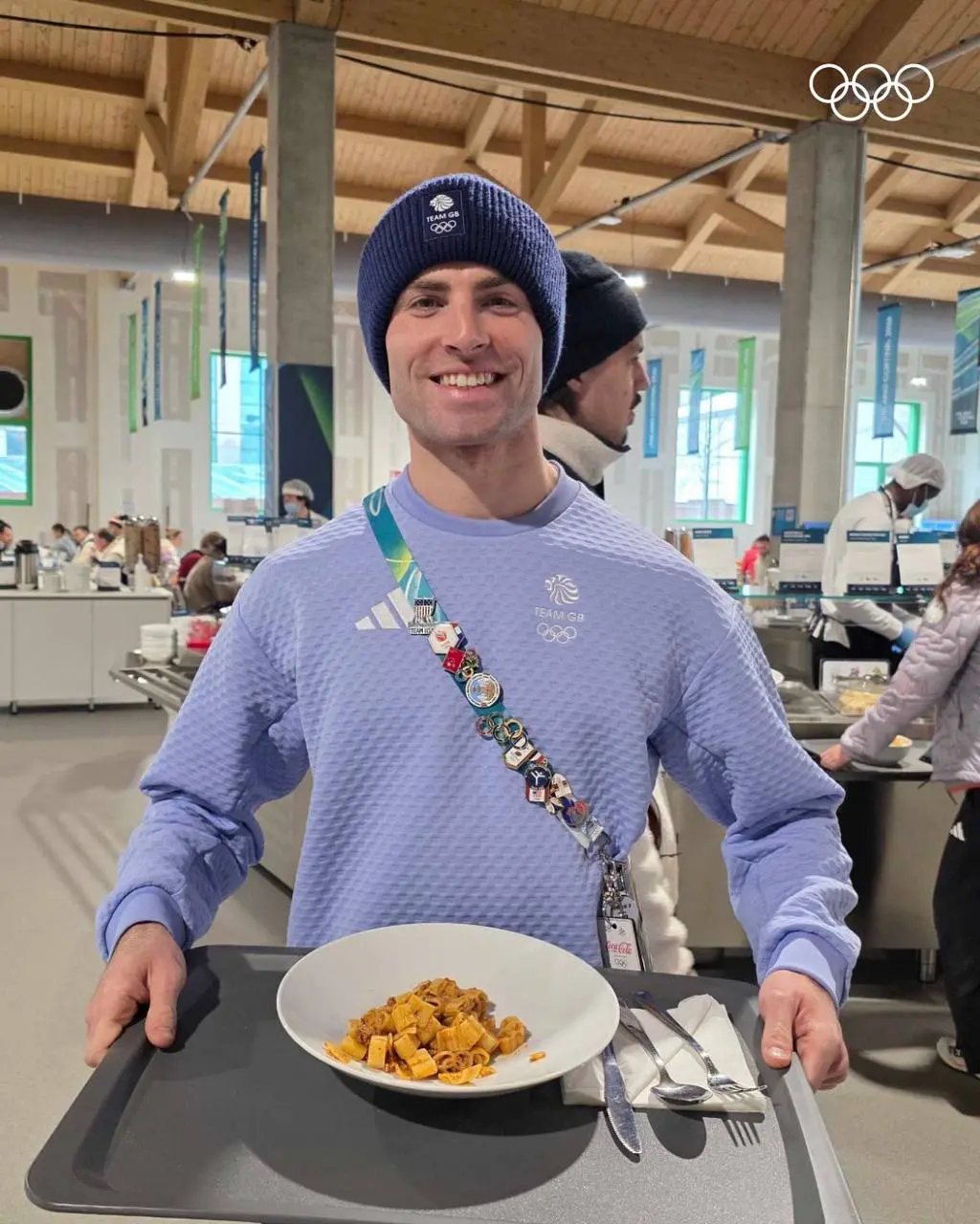 #Артем Заедаем стресс.
На проходящей в Италии зимней Олимпиаде у спортсменов быстро закончились презервативы, но не закончились макароны в виде олимпийских колец | Сетка — социальная сеть от hh.ru