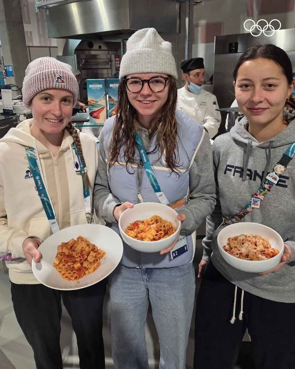 #Артем Заедаем стресс.
На проходящей в Италии зимней Олимпиаде у спортсменов быстро закончились презервативы, но не закончились макароны в виде олимпийских колец | Сетка — социальная сеть от hh.ru