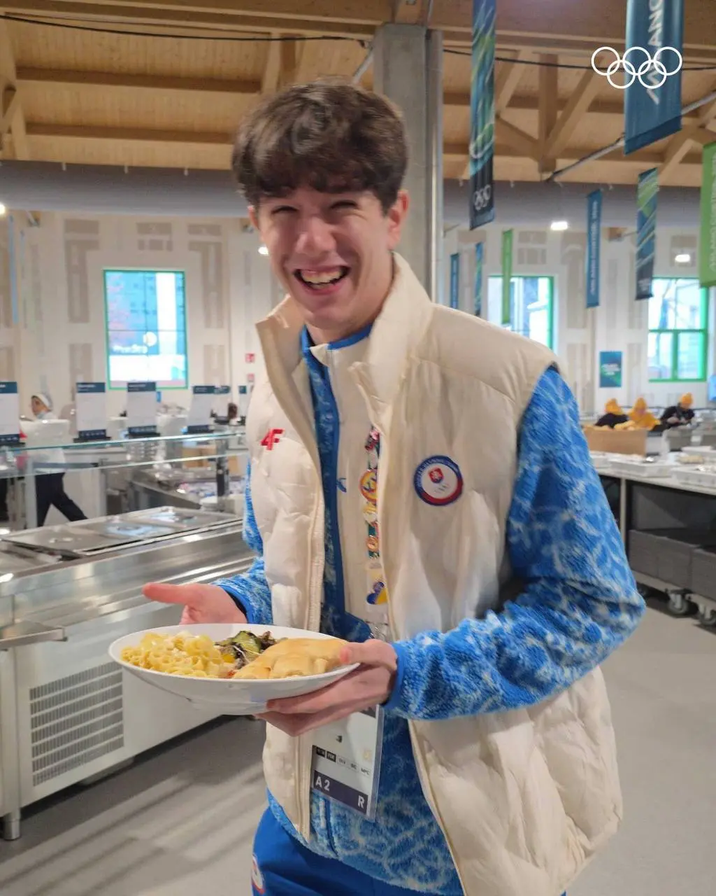 #Артем Заедаем стресс.
На проходящей в Италии зимней Олимпиаде у спортсменов быстро закончились презервативы, но не закончились макароны в виде олимпийских колец | Сетка — социальная сеть от hh.ru