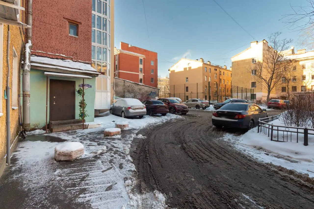 Как мы продали 2-комнатную квартиру на В.О.
Исходные данные:
2-комнатная квартира, 43,4 м², кирпичный дом, 11-я линия, дом 24.
Первый этаж, отдельный вход | Сетка — социальная сеть от hh.ru