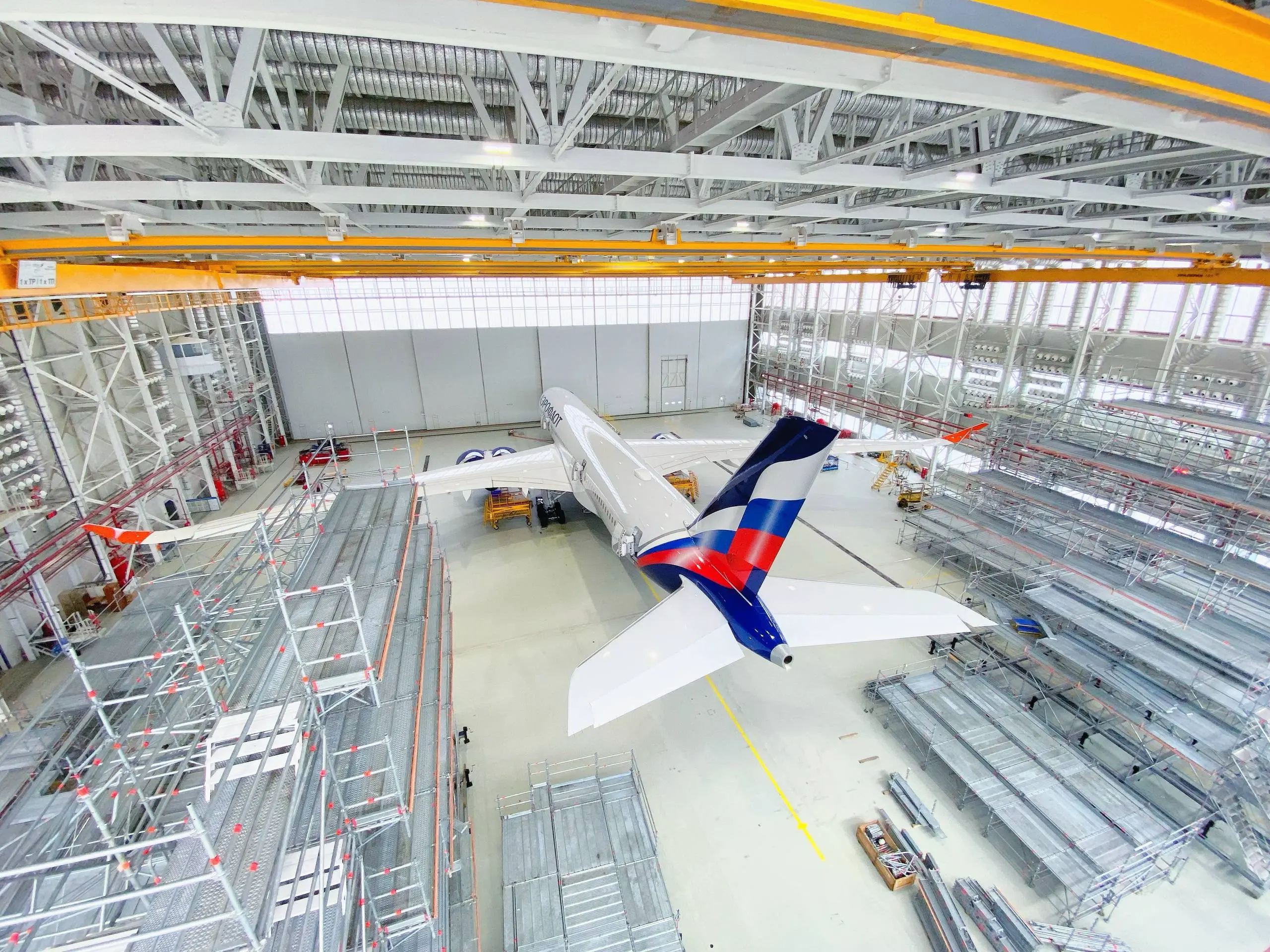 Airbus 350 — самый современный широкофюзеляжный самолет в мире.
Как считаете с каким самолетом ему приходится больше конкурировать — Boeing 777 или Boeing 787? | Сетка — социальная сеть от hh.ru