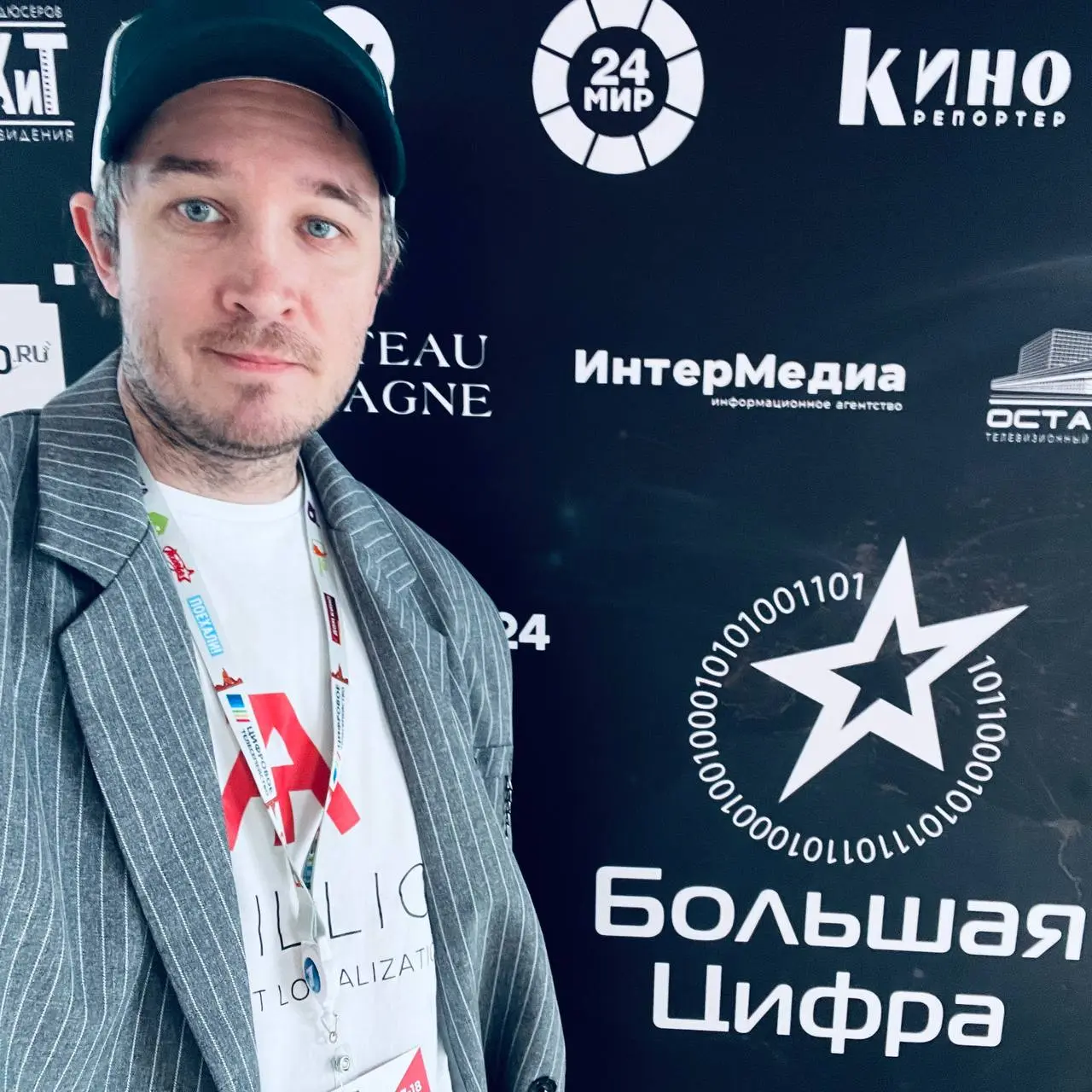Через час начинаем ИИ-сессию. Зал огромный и пока пустой. Буду рассказывать про нашу разработку “Студию Нейрокаст” | Сетка — социальная сеть от hh.ru
