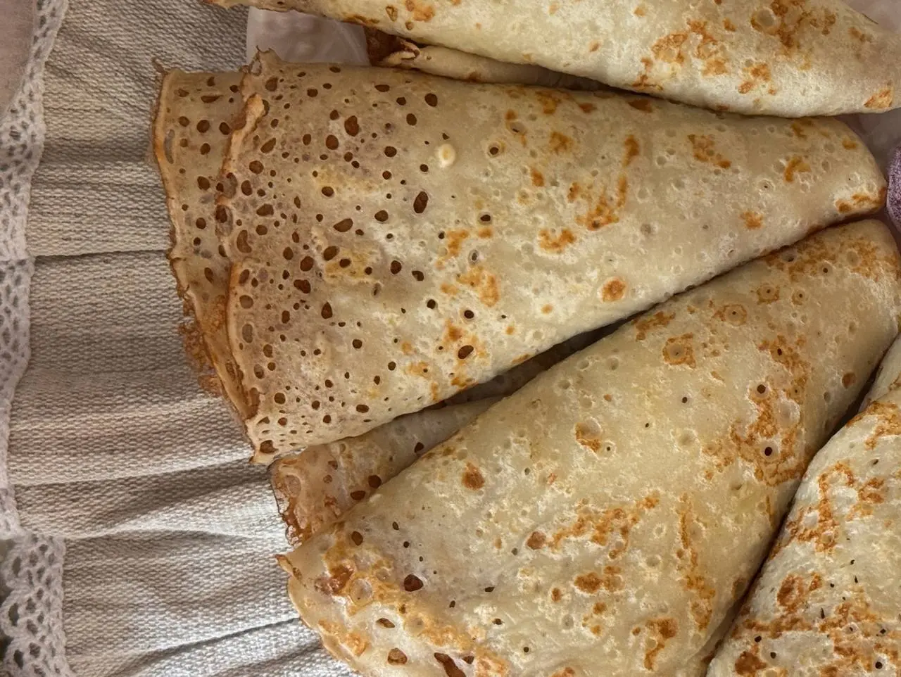 Доброе прекрасное утро 🤩
С масленицей, друзья!
Сегодня напекла вкусных блинчиков на завтрак🤩
Самые вкусные блины пекла моя бабушка 👵 рецепт я помню наизусть, точнее делаю на глаз и всегда идеально пол... | Сетка — социальная сеть от hh.ru
