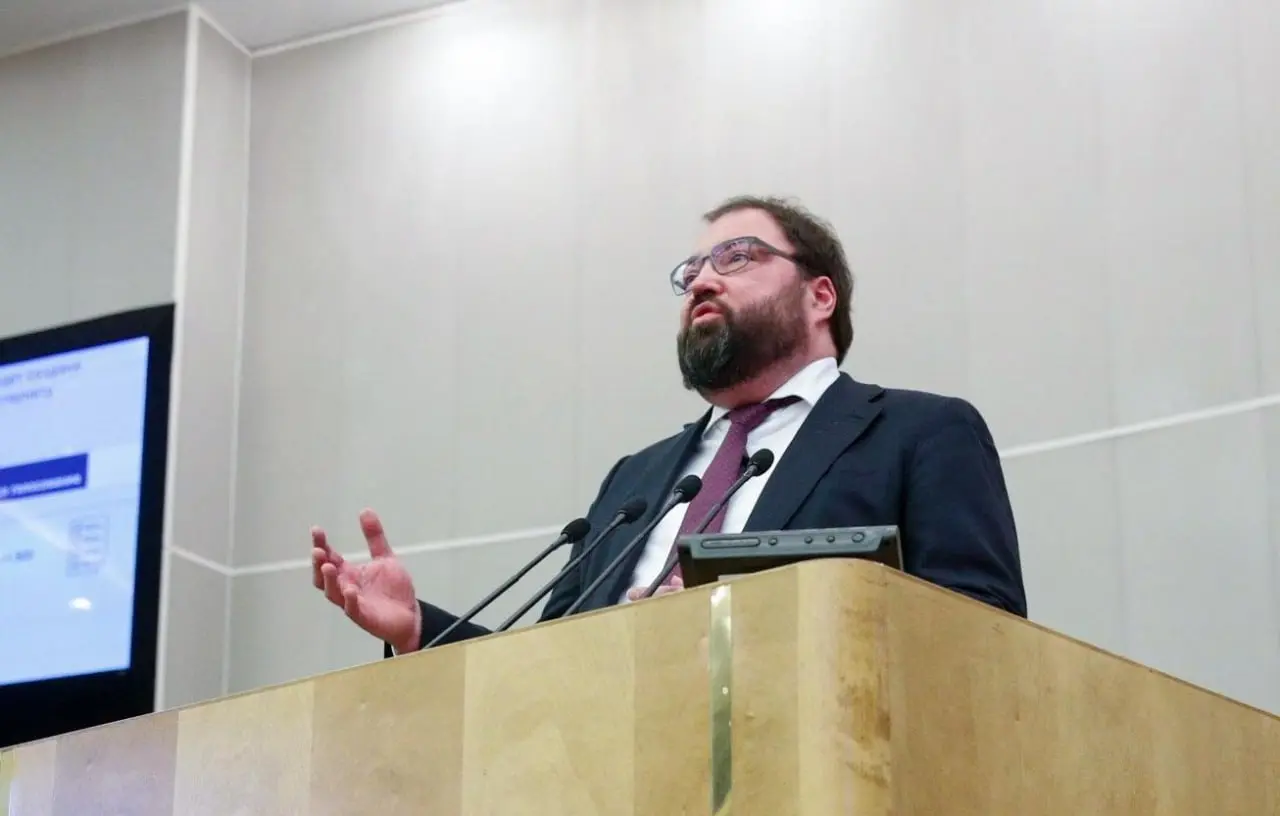 Сегодня в Госдуме выступил глава Минцифры РФ Максут Шадаев
Министр дал официальные комментарии по текущим блокировкам Telegram и по ситуации с мессенджером в целом | Сетка — социальная сеть от hh.ru