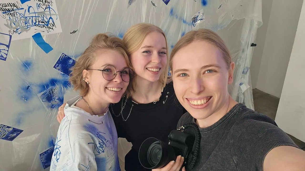 Сегодня отсняли с Ксенией мерч💙
Теперь точно могу сказать:
СКОРО!
Снимали со всех углов, ракурсов и вообще как хватило фантазии, а у нас ее много) так что уверена, что получится очень жирно
А пока бек... | Сетка — социальная сеть от hh.ru