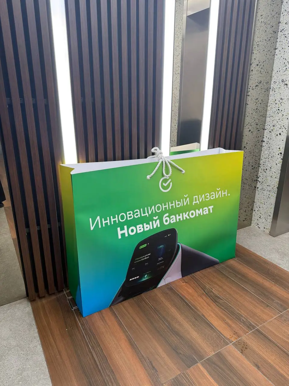 Моя любимая рубрика «приходишь в офис первый раз за неделю»
*Также офис:
беспилотник хвастается умелками
коллеги дрессируют робособак
пакеты увеличили до размера банкомата
распаковалась кастомная моно... | Сетка — социальная сеть от hh.ru
