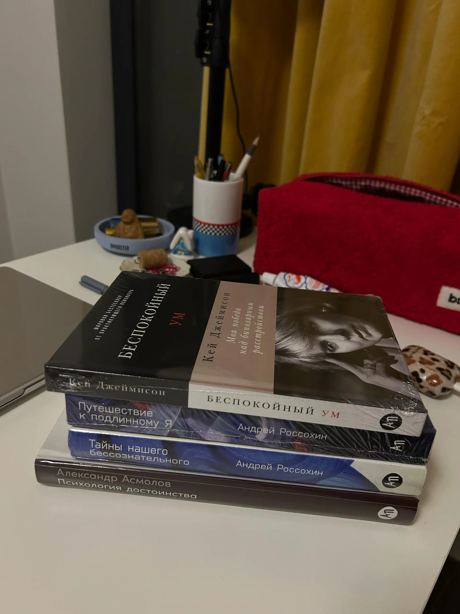 Сейчас забирала книги из пункта выдачи. Мне передавали их в руки и сказали: «Молодцы, читаете, время есть» | Сетка — социальная сеть от hh.ru