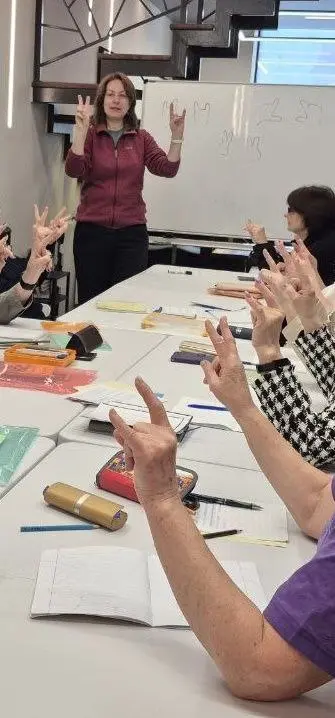 Нас учили не всему.
В школе нас учили думать.
Решать.
Анализировать.
Доказывать.
Но нас не учили соединять.
Логику и интуицию.
Голову и тело.
Мысль и движение | Сетка — социальная сеть от hh.ru