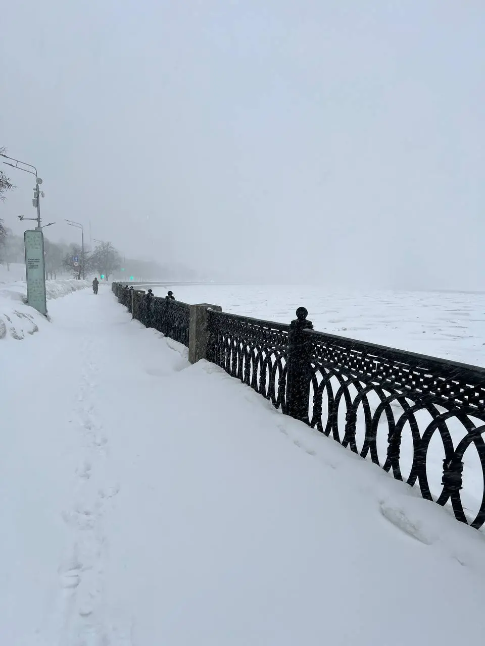 Вот такие разные 2 утра
Пробиралась до работы через сугробы ❄️ | Сетка — социальная сеть от hh.ru