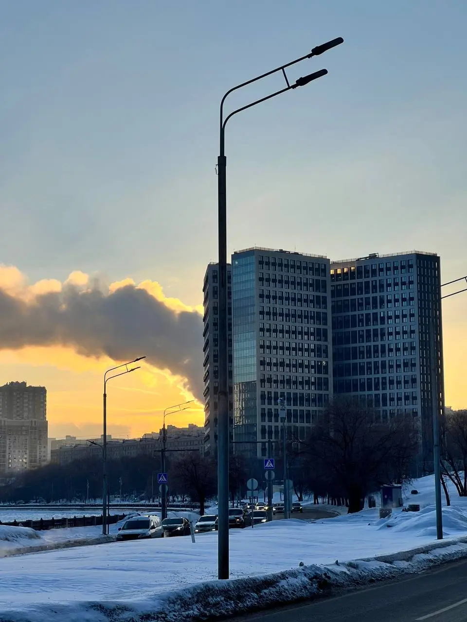 Вот такие разные 2 утра
Пробиралась до работы через сугробы ❄️ | Сетка — социальная сеть от hh.ru