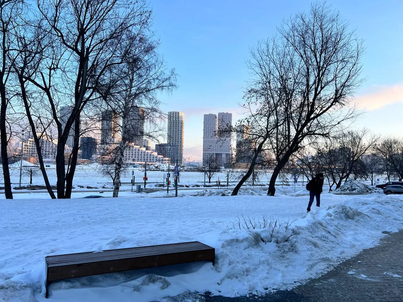 Вот такие разные 2 утра
Пробиралась до работы через сугробы ❄️ | Сетка — социальная сеть от hh.ru