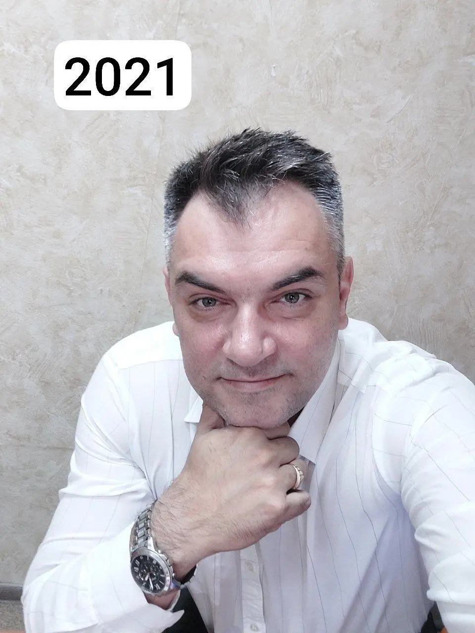 В терапии с психологом трансформация происходит на всех уровнях в ключая внешность:
Меняется взгляд, позы, манера речи, даже интонация голоса. Вы становитесь лучшией версией себя | Сетка — социальная сеть от hh.ru