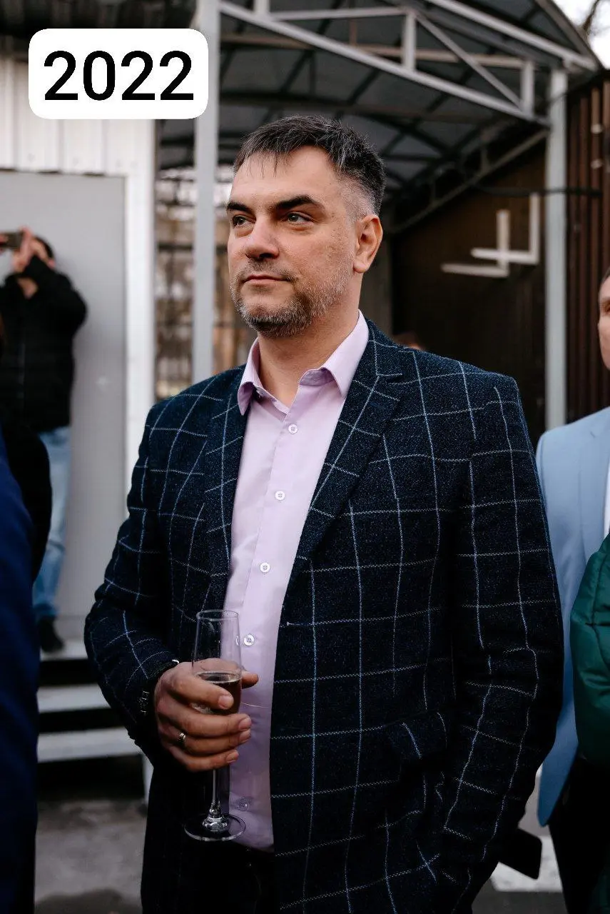 В терапии с психологом трансформация происходит на всех уровнях в ключая внешность:
Меняется взгляд, позы, манера речи, даже интонация голоса. Вы становитесь лучшией версией себя | Сетка — социальная сеть от hh.ru