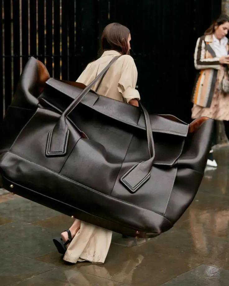 Твоя идеальная сумка: дело не только в цвете 👜✨
Вы замечали, как одна и та же сумка на ком-то смотрится «как родная», а на ком-то — как инородный объект? Секрет не в бренде, а в масштабе | Сетка — социальная сеть от hh.ru