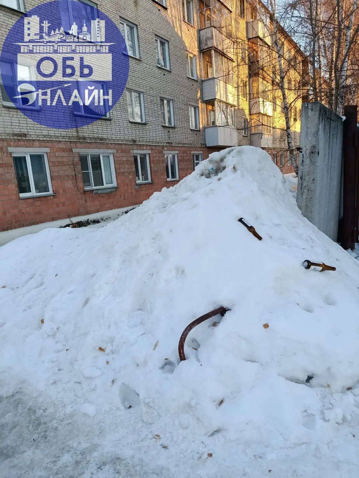 ↗ Собственник здания Геодезическая 60/а складирует на своей и соседней территории снег. Вывоз снега никогда не производит. А его в этом году очень много | Сетка — социальная сеть от hh.ru