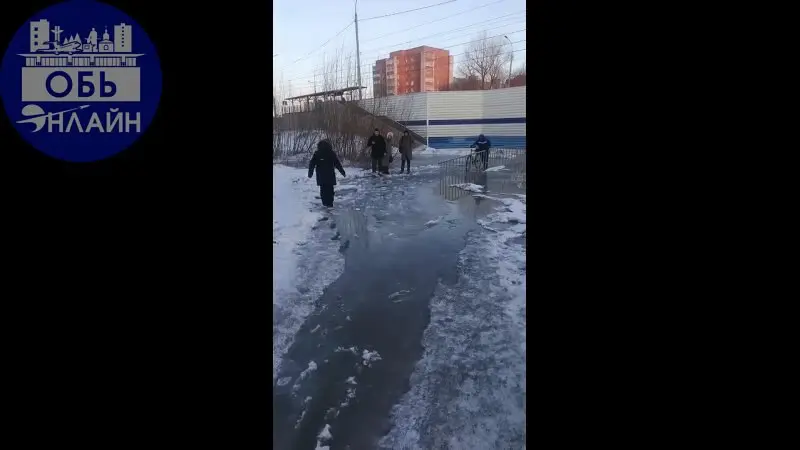 ↗ Добрре утро. Если оно доброе. Проход от Октябрьской в городок- утонул! Администрация, примите меры. Мы услышали, что у водоканала там авария | Сетка — социальная сеть от hh.ru