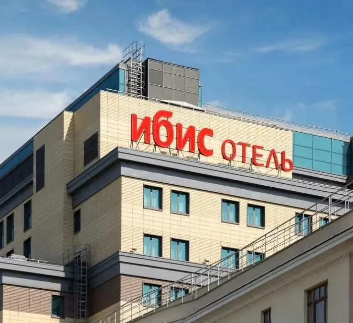 ibis hotel → ибис отель
#дизайнобл
Сегодня пятница, а это означает дизайн-день на потрёпанных страницах кртбл / брендинг медиа/
Русификация сети отелей известной хоспиталити, хоспади группы в соответс... | Сетка — социальная сеть от hh.ru