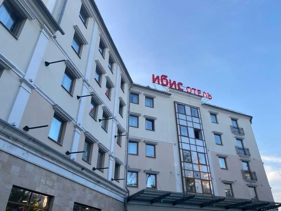 ibis hotel → ибис отель
#дизайнобл
Сегодня пятница, а это означает дизайн-день на потрёпанных страницах кртбл / брендинг медиа/
Русификация сети отелей известной хоспиталити, хоспади группы в соответс... | Сетка — социальная сеть от hh.ru