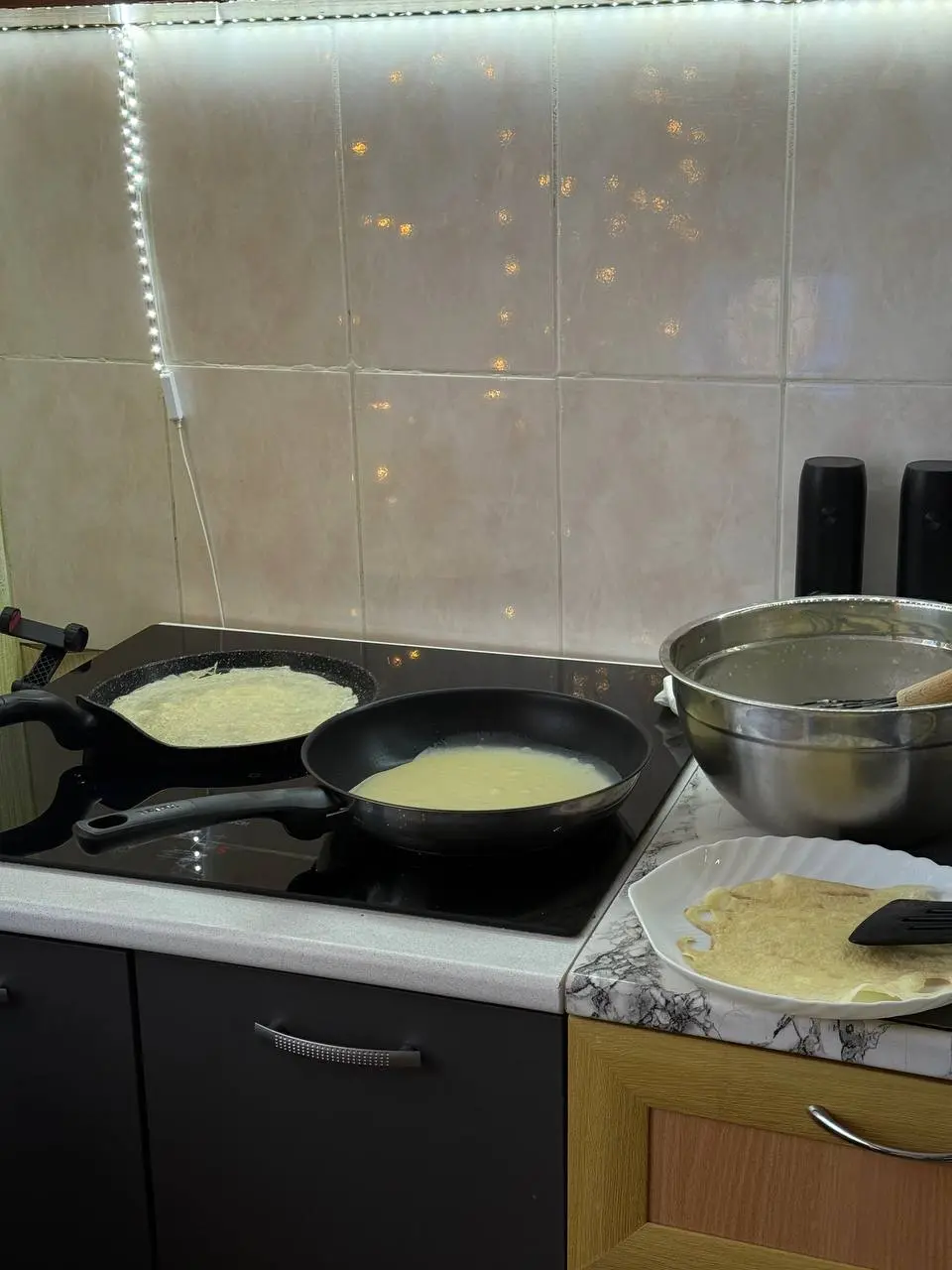 Всех с масленицей! У меня наконец-то дошли руки до блинов 🥰
Около 6 штук со сливочным сыром и форелью, а все остальные с риккотой и вишней | Сетка — социальная сеть от hh.ru