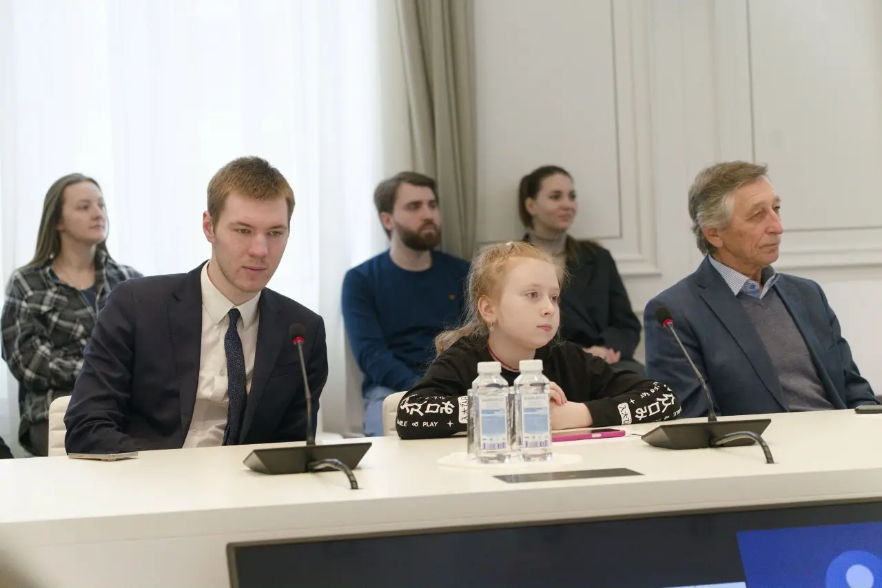 В Минстрое России состоялась встреча с легендой отечественного спорта — Вячеславом Фетисовым
🏒Открытый диалог «Характер победителя. Команда | Сетка — социальная сеть от hh.ru